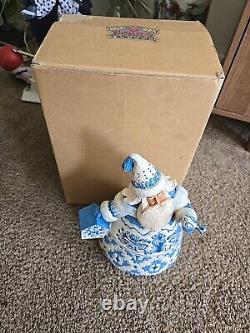 2004 JIM SHORE BLUE QUILT TOILE SANTA CLAUS FIGURE FIGURINE 117672 11.5in