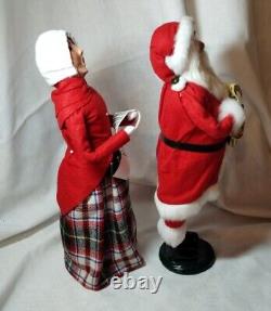 2010 Byers Choice The Carolers Mr & Mrs Santa Claus Pair