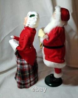 2010 Byers Choice The Carolers Mr & Mrs Santa Claus Pair