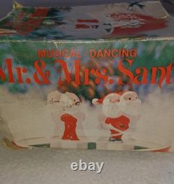 Christmas Mr. And Mrs. Santa Claus Dancing /Ice Skating Music Box Rare Vintage