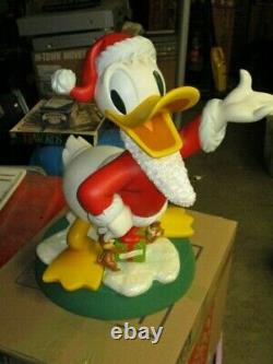 Disney Big Figure Donald Duck Santa Clause With Chip And Dale Present Wdcc +base