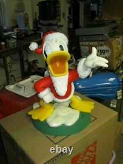 Disney Big Figure Donald Duck Santa Clause With Chip And Dale Present Wdcc +base