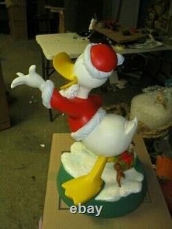 Disney Big Figure Donald Duck Santa Clause With Chip And Dale Present Wdcc +base