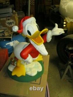 Disney Big Figure Donald Duck Santa Clause With Chip And Dale Present Wdcc +base