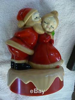 Fo- Vintage Santa Claus & Mrs Claus Hugging (1973 Hong Kong)