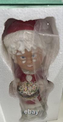 HUGE CHRISTMAS LOT Sam Inc. Mr&Mrs Santa Claus Bobblehead AND GLOBES ALL WORK