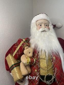 Traditional Vintage Santa Claus Figure 36 with Wreath and Gifts