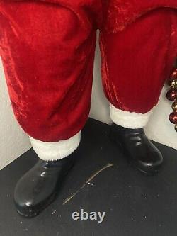 Traditional Vintage Santa Claus Figure 36 with Wreath and Gifts