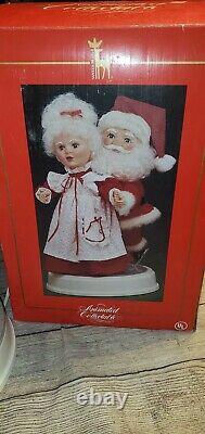 Vintage 1993 Santa & Mrs. Claus Animated Figure Ice Skating Love WithBox