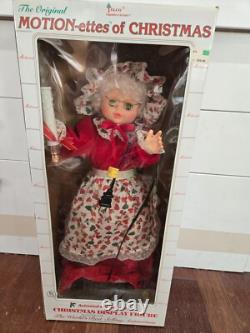 Vintage Christmas MOTION 21 Animated Santa & Mrs Claus Moving Figures