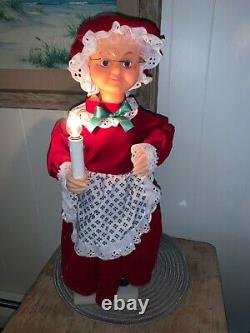 Vintage Santa Claus and Mrs. Animated and Illuminated Display Figure 24